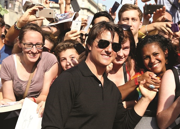 Tom Cruise posa com fãs na pré estreia mundial de Missão Impossível Nação Secreta by Andreas Rentz/Getty Paramount Pictures International)