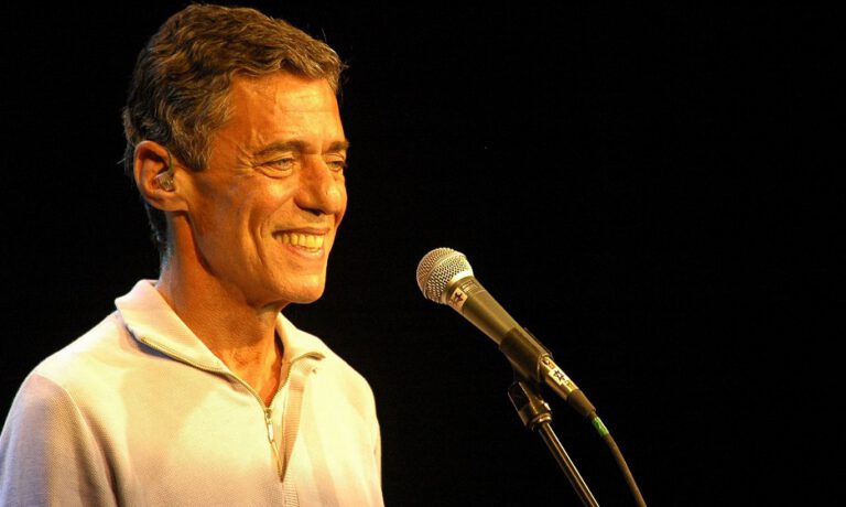 Clássico “Chico Buarque de Hollanda na Itália” é relançado em CD