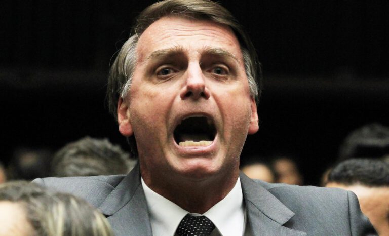 Público deixa Bolsanaro cair no chão após ele se jogar de carro de Som