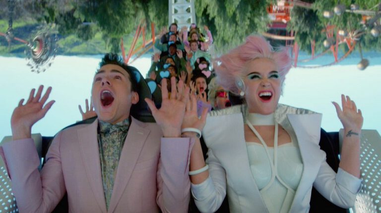 Bem-vindos à OBLIVIA: Katy Perry lança clipe de CHAINED TO THE RHYTHM