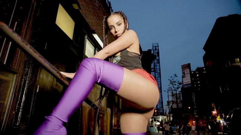 Seguidores chamam Anitta de “Bêbada e Drogada” e cantora Rebate