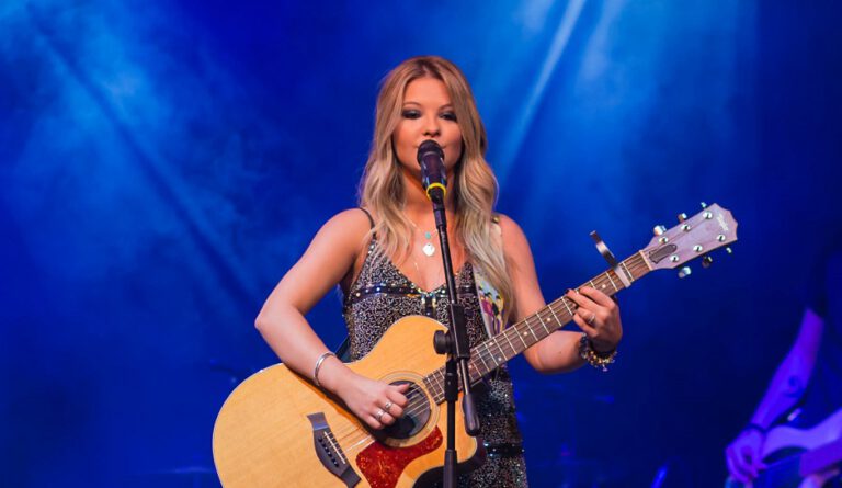 Júlia Gomes do The Voice Kids lança turnê musical em São Paulo