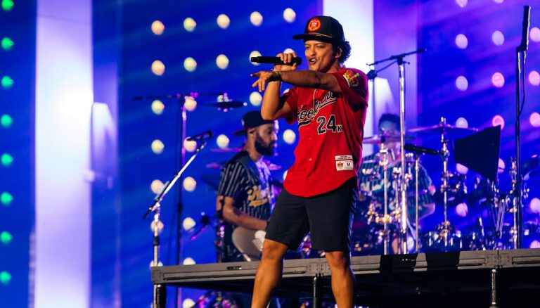 Com Ingressos ESGOTADOS Bruno Mars faz 1º Show de sua nova Turnê pelo Brasil