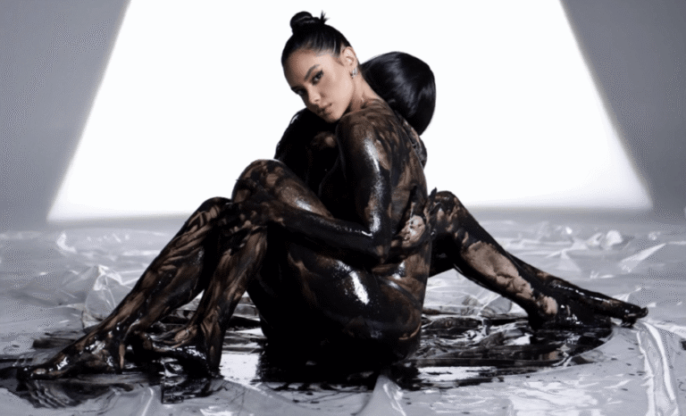 Mundo Ao Inverso: Júlia Rezende Lança Primeiro Álbum de Carreira!